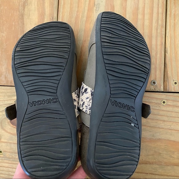 Vionic Light Gray Slip on Clogs With Snake print - Picture 5 of 6